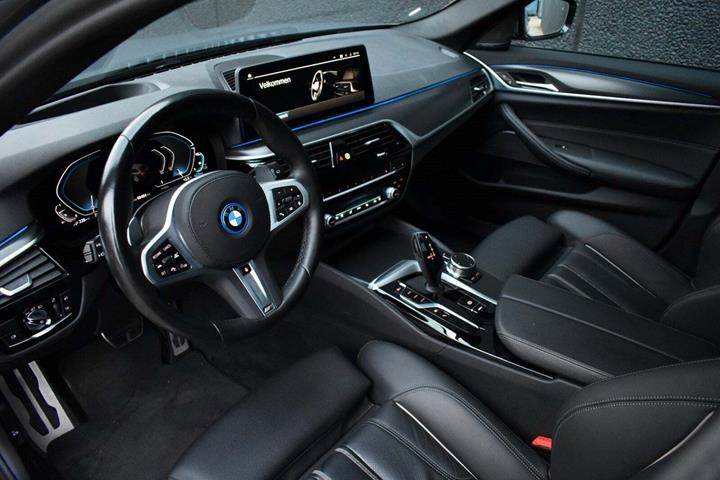 Sort BMW 530e fra 2022