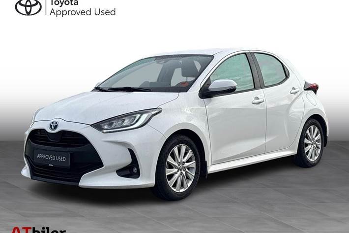 Hvid Toyota Yaris fra 2022 set udefra