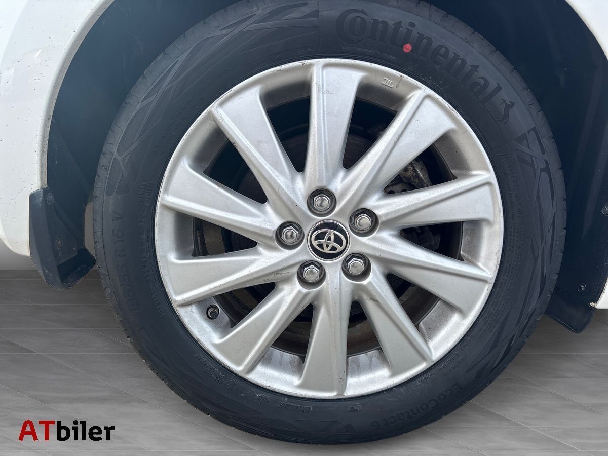 Hvid Toyota Yaris fra 2022