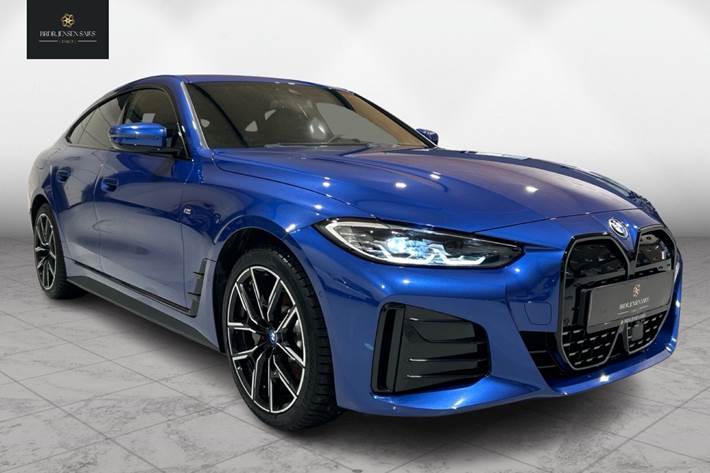 Blå BMW i4 fra 2023 set udefra