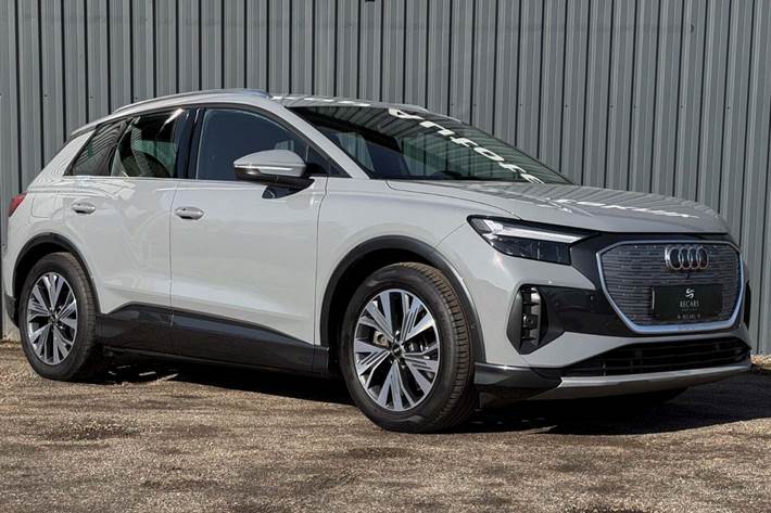 Grå Audi Q4 e-tron fra 2023 set udefra