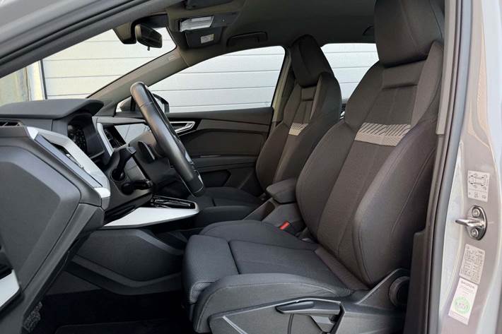 Grå Audi Q4 e-tron fra 2023