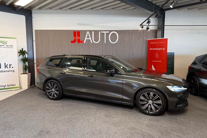 Grå Volvo V60 fra 2021