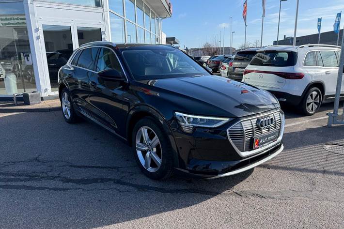 Sort Audi e-tron fra 2020 set udefra