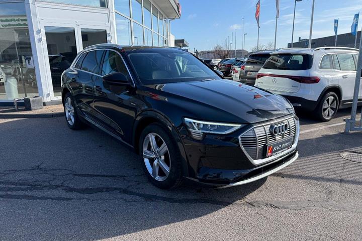 Sort Audi e-tron fra 2020 set udefra