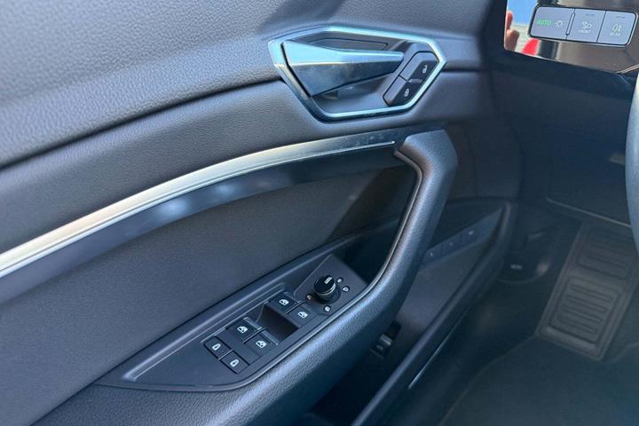Sort Audi e-tron fra 2020