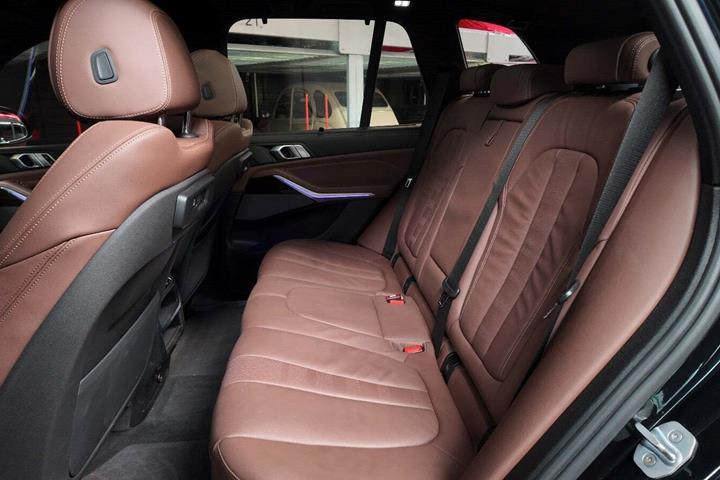Sort BMW X5 fra 2020