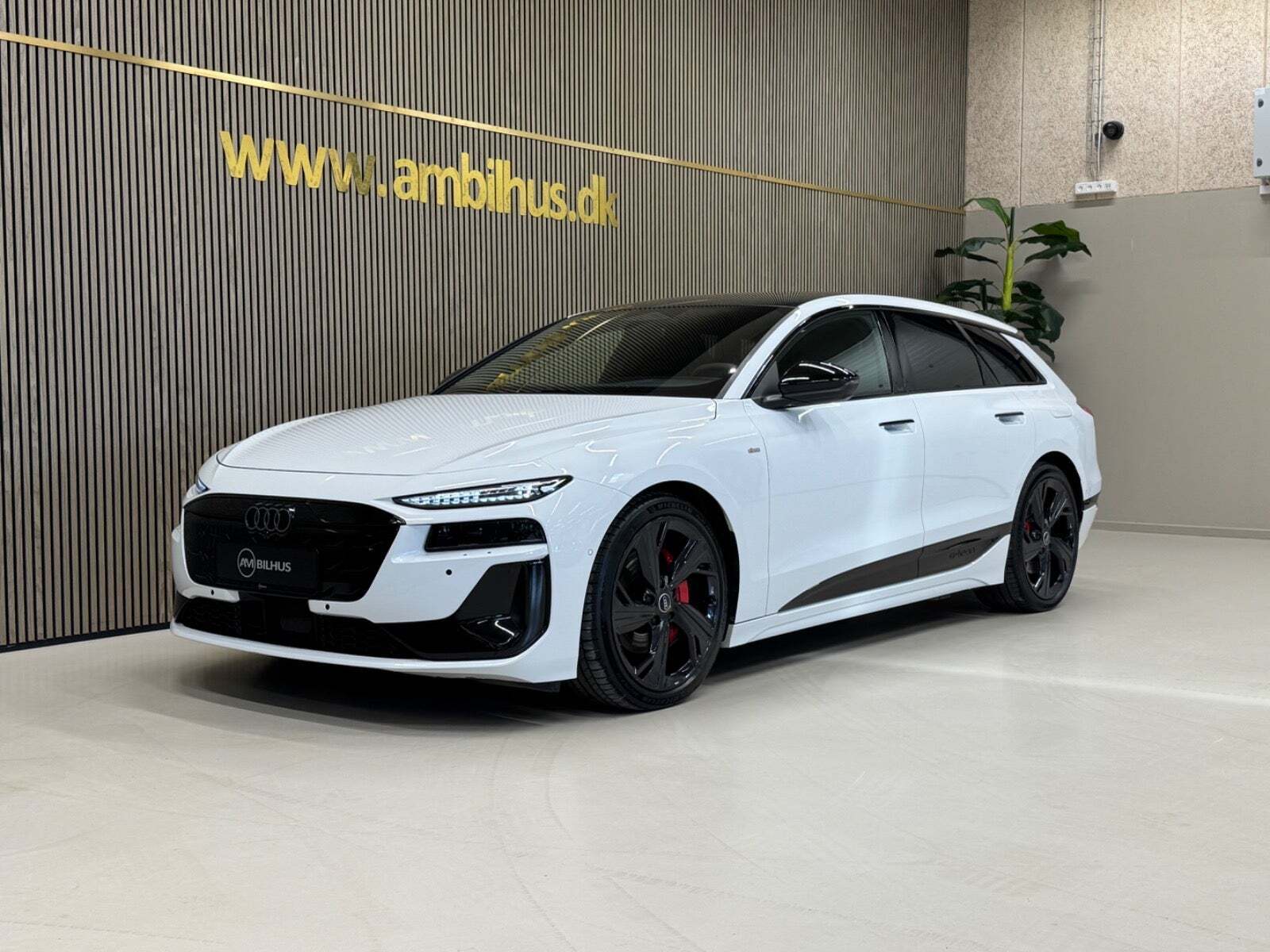 Hvid Audi A6 e-tron fra 2025