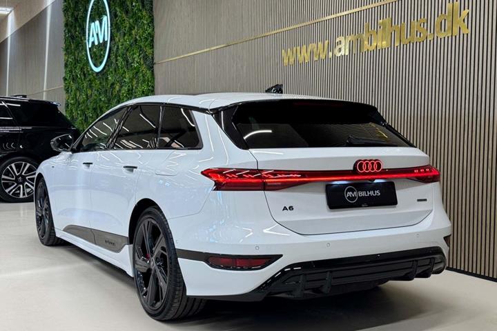 Hvid Audi A6 e-tron fra 2025