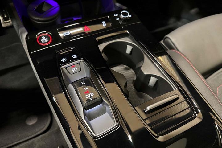 Hvid Audi A6 e-tron fra 2025