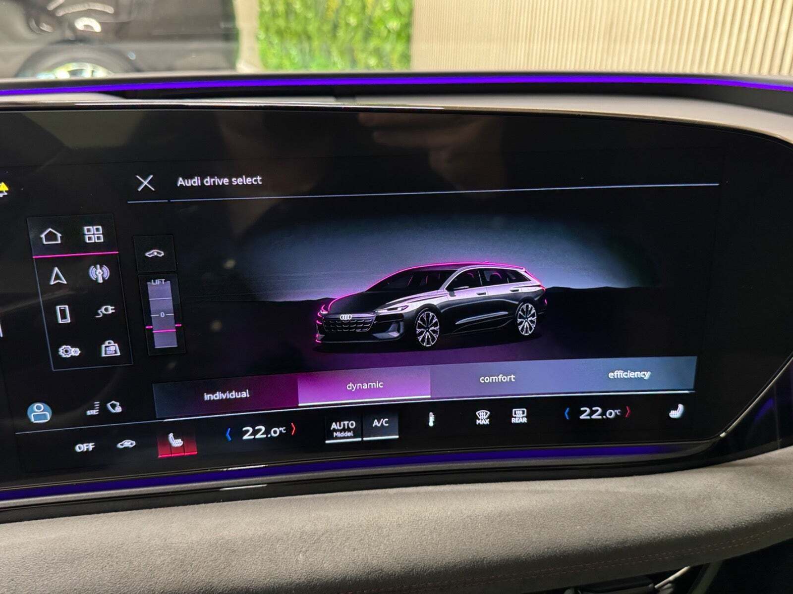 Hvid Audi A6 e-tron fra 2025