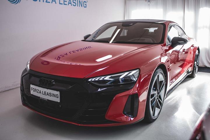 Rød Audi RS e-tron GT fra 2021 set udefra
