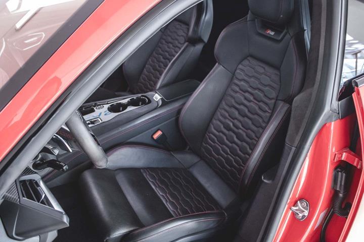 Rød Audi RS e-tron GT fra 2021 set indefra