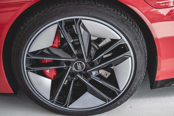 Rød Audi RS e-tron GT fra 2021 set udefra