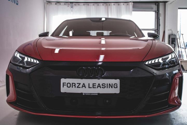 Rød Audi RS e-tron GT fra 2021 set udefra
