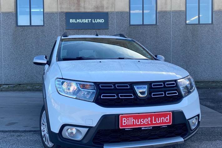 Hvid Dacia Logan fra 2019 set udefra