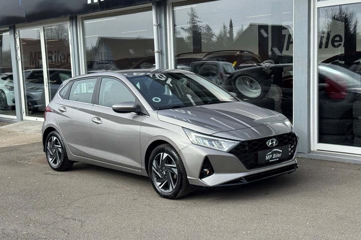 Beige Hyundai i20 fra 2021