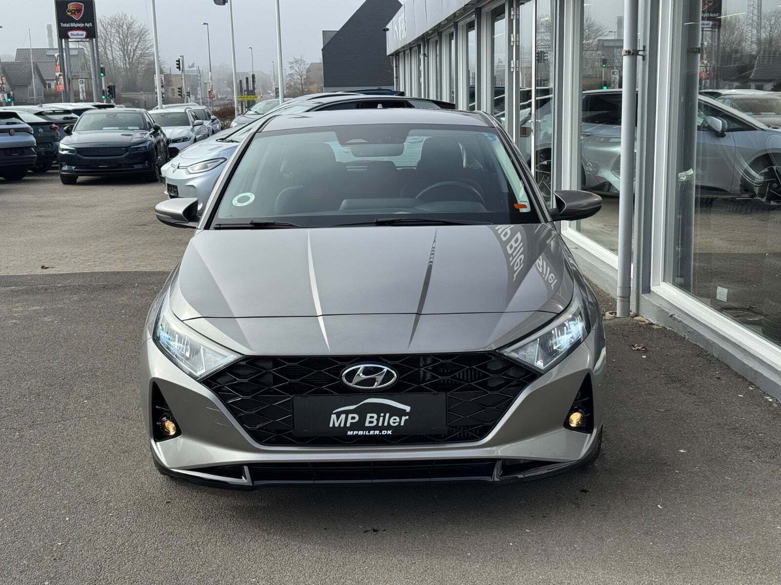 Beige Hyundai i20 fra 2021 set udefra