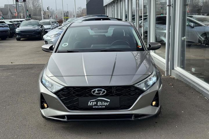 Beige Hyundai i20 fra 2021 set udefra