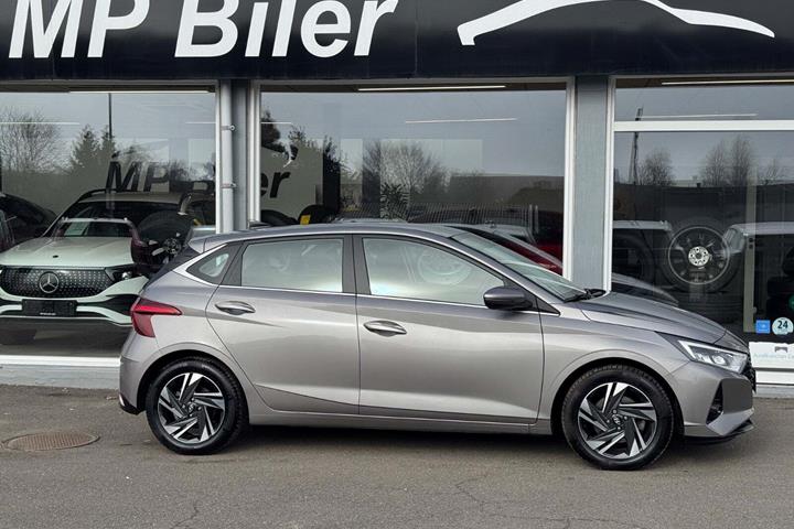 Beige Hyundai i20 fra 2021