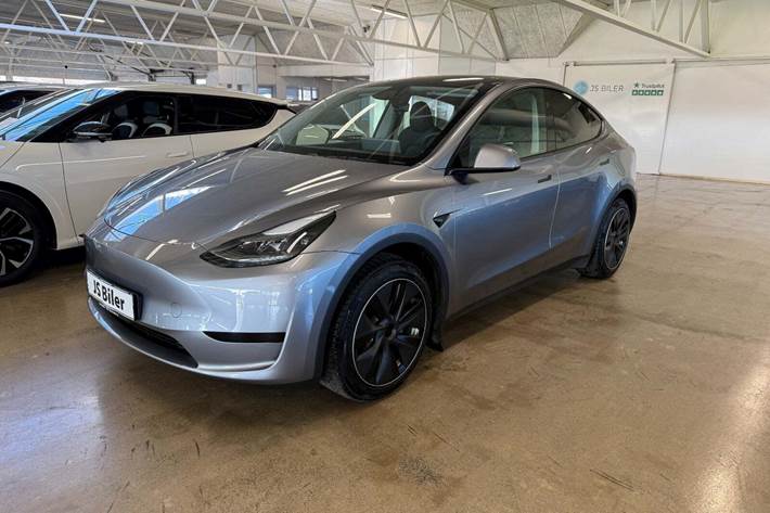 Grå Tesla Model Y fra 2024