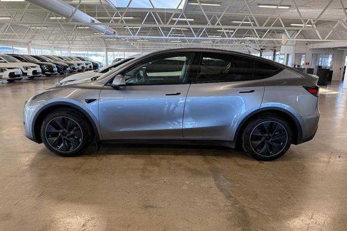 Grå Tesla Model Y fra 2024