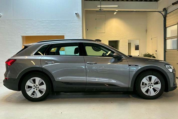 Grå Audi e-tron fra 2020