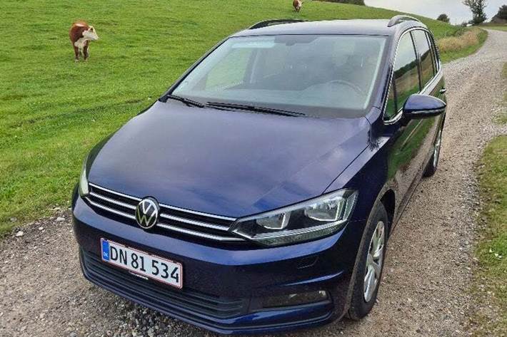 Blå VW Touran fra 2022 set udefra
