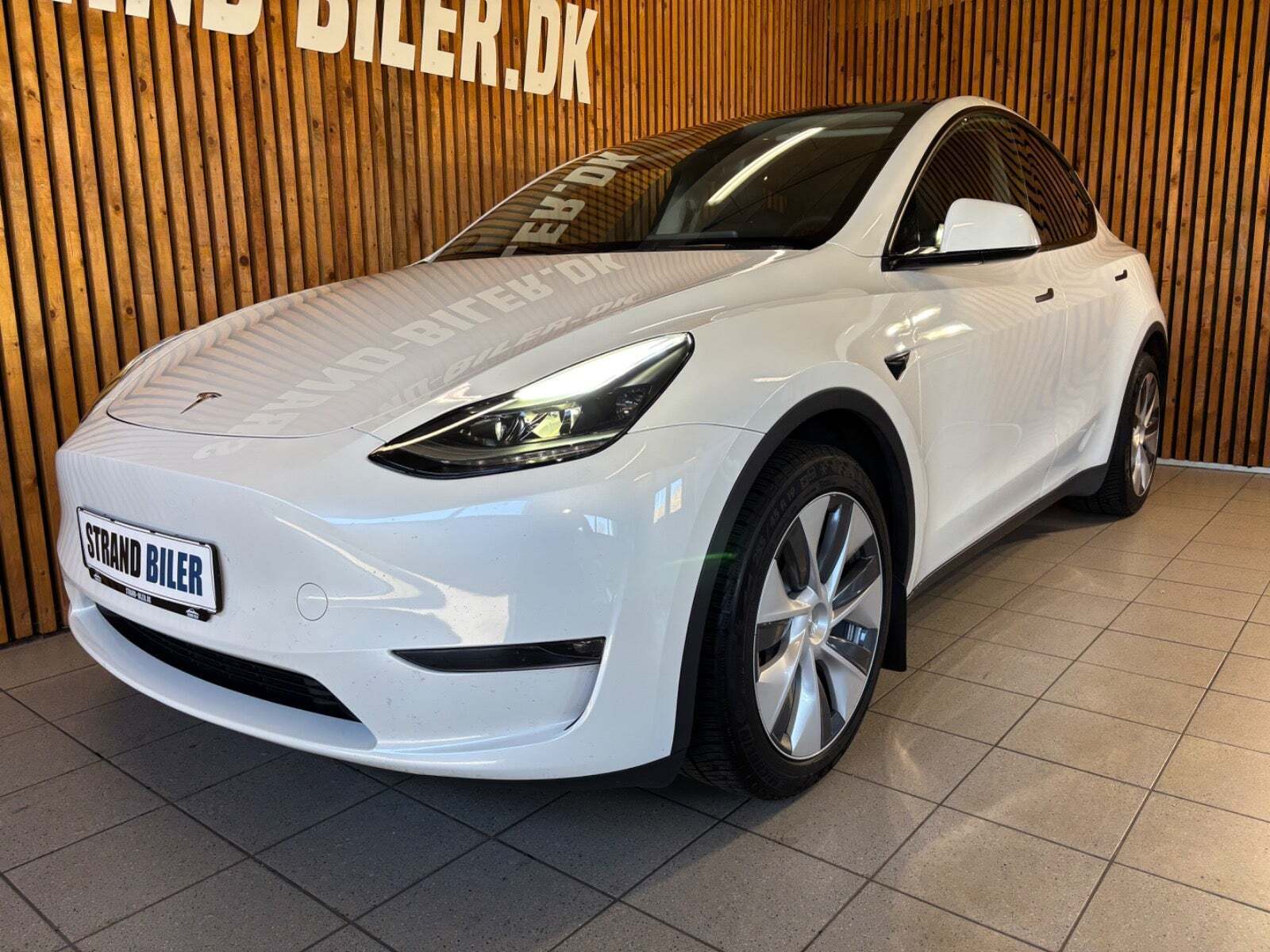 Hvid Tesla Model Y fra 2023