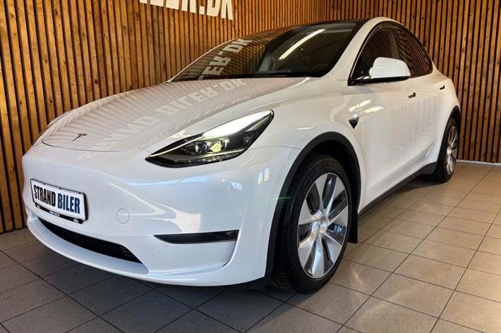 Hvid Tesla Model Y fra 2023 set udefra