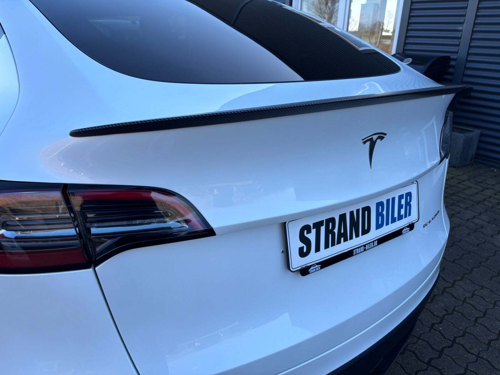 Hvid Tesla Model Y fra 2023