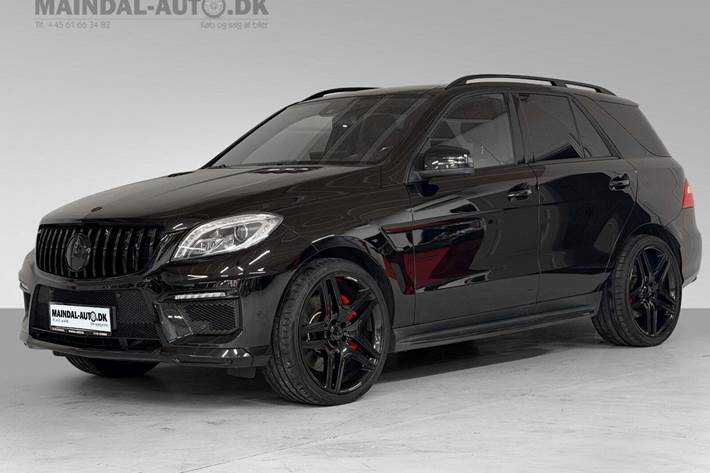 Rød Mercedes ML63 fra 2013 set udefra