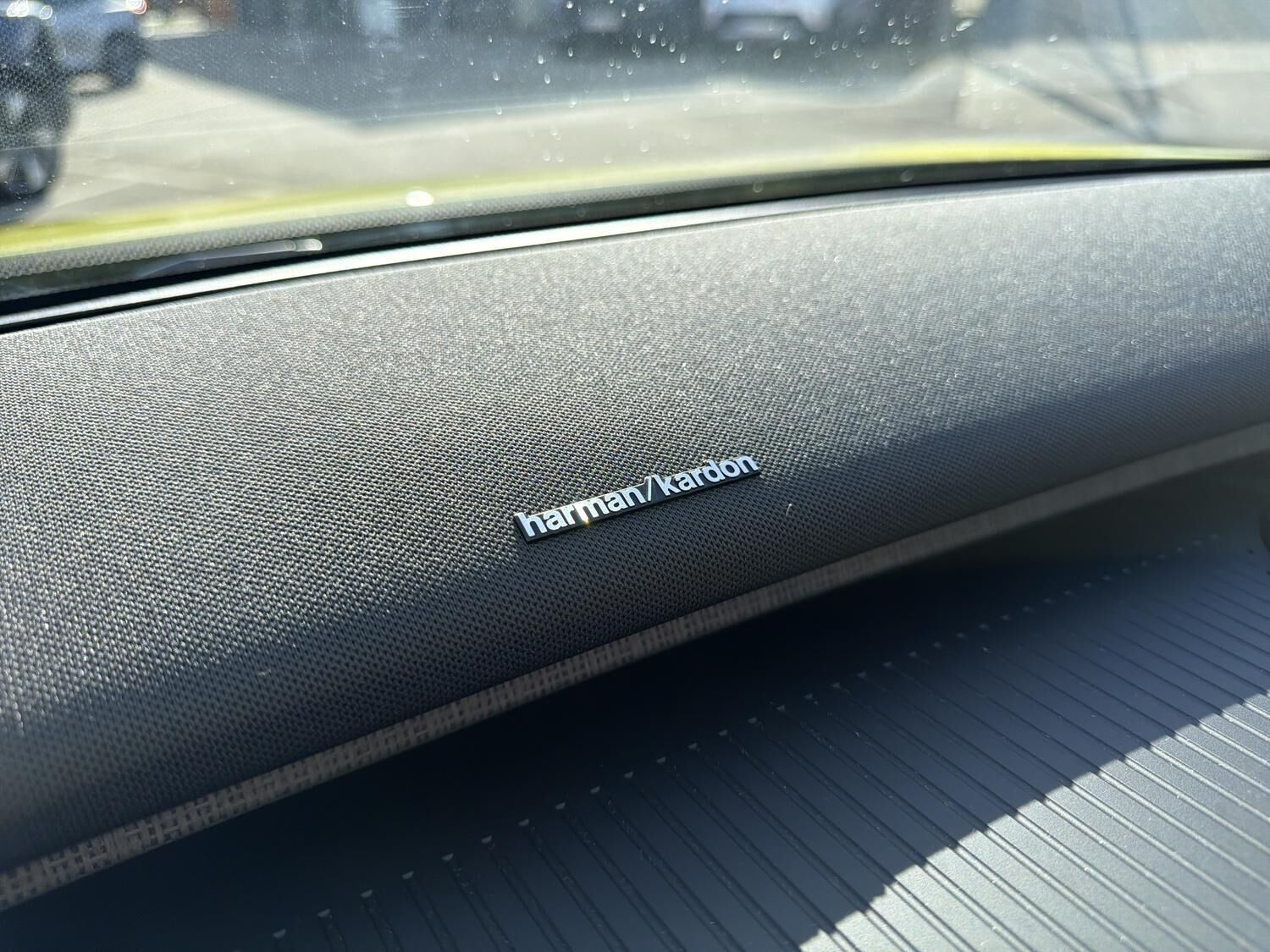 Gul Volvo EX30 fra 2024