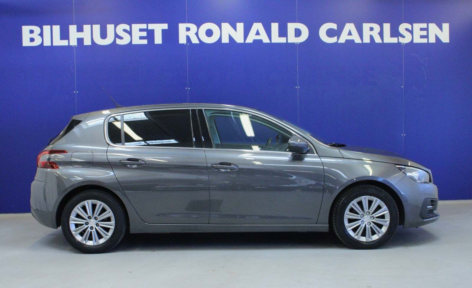 Grå Peugeot 308 fra 2018