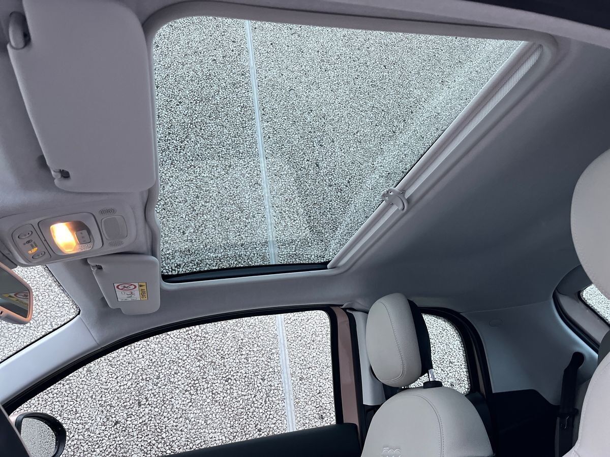 Grå Fiat 500e fra 2023