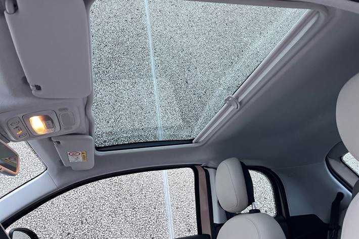 Grå Fiat 500e fra 2023