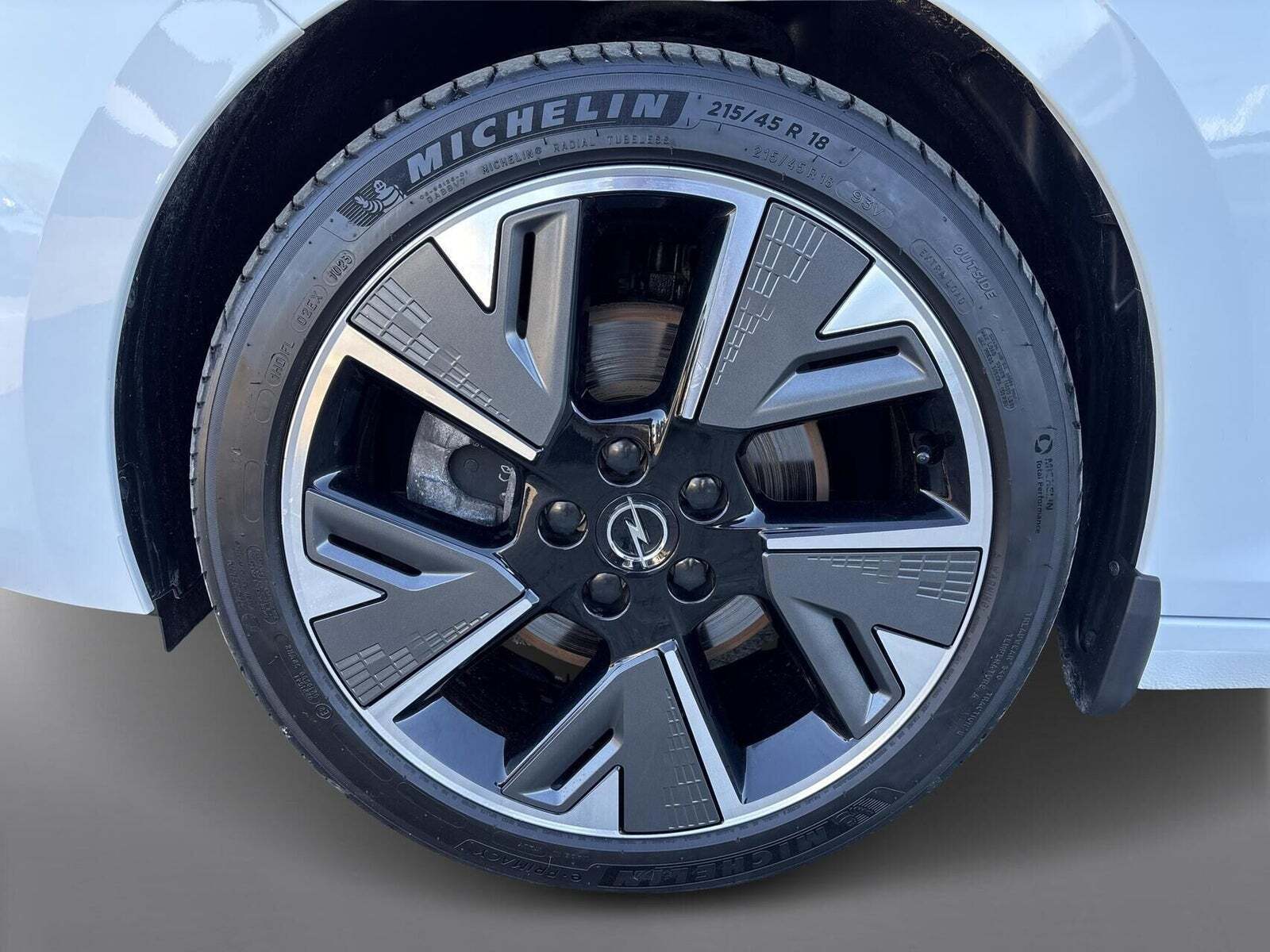 Hvid Opel Astra-e fra 2023