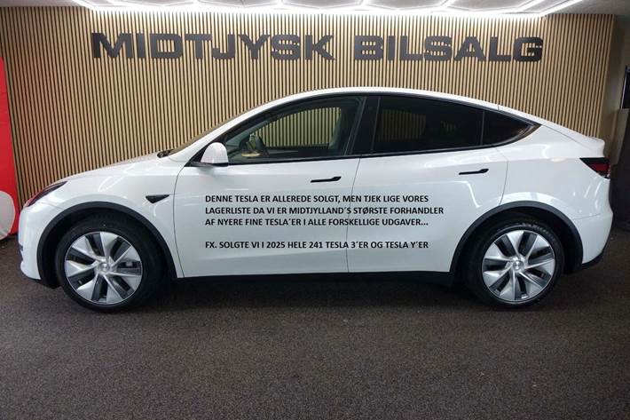 Blå Tesla Model Y fra 2024