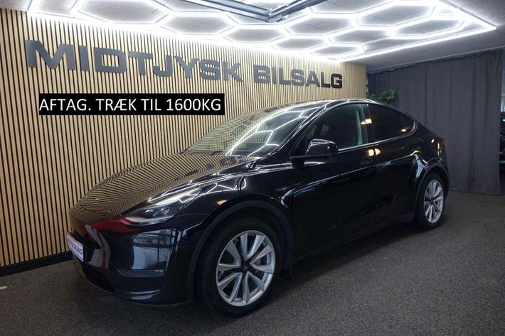 Sort Tesla Model Y fra 2023 set udefra