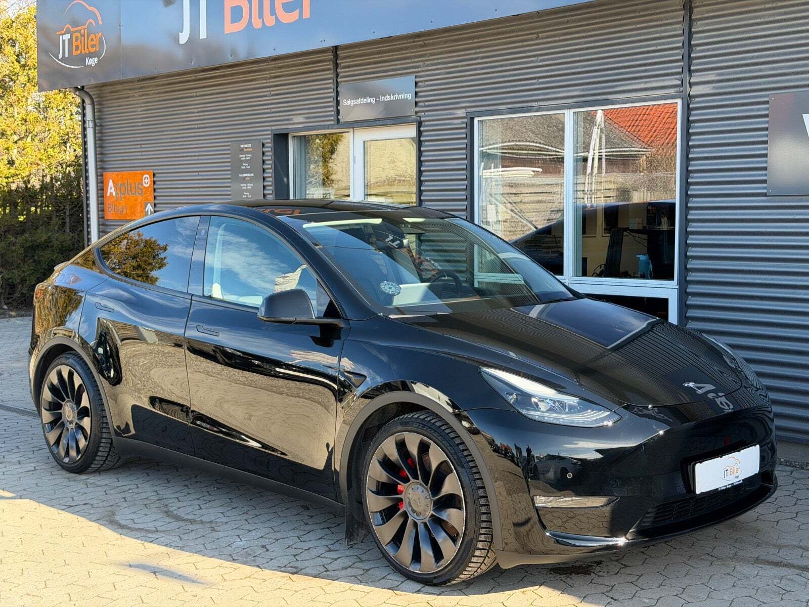 Sort Tesla Model Y fra 2022