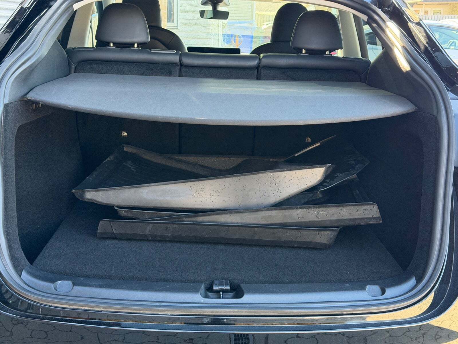 Sort Tesla Model Y fra 2022