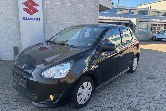 Sort Mitsubishi Space Star fra 2015 set udefra