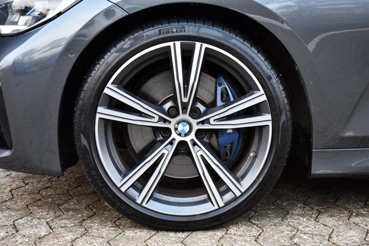 Grå BMW 330i fra 2020