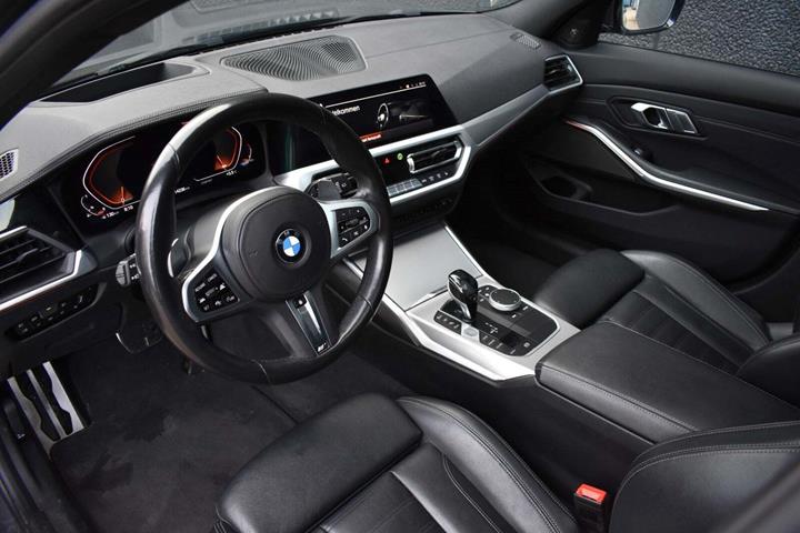 Grå BMW 330i fra 2020