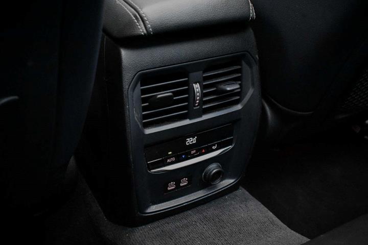 Grå BMW 330i fra 2020