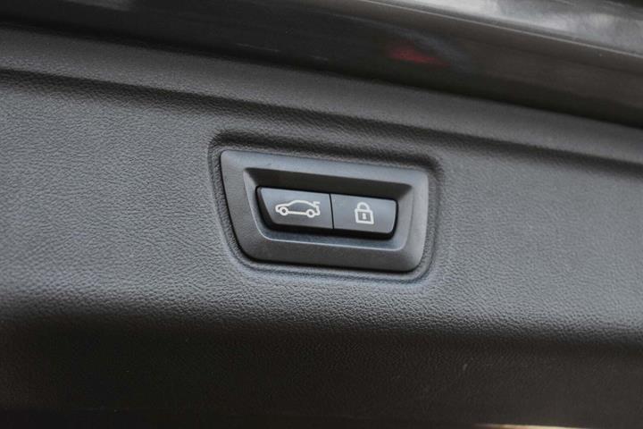 Grå BMW 330i fra 2020