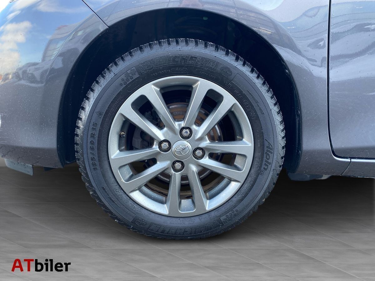 Grå Toyota Yaris fra 2014