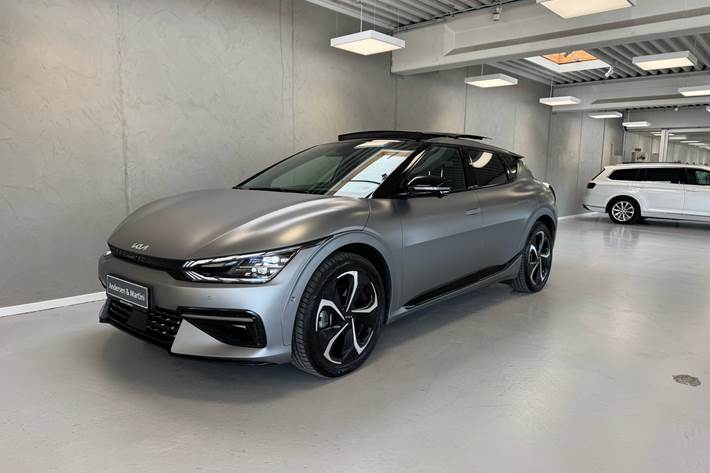 Grå Kia EV6 fra 2025 set udefra