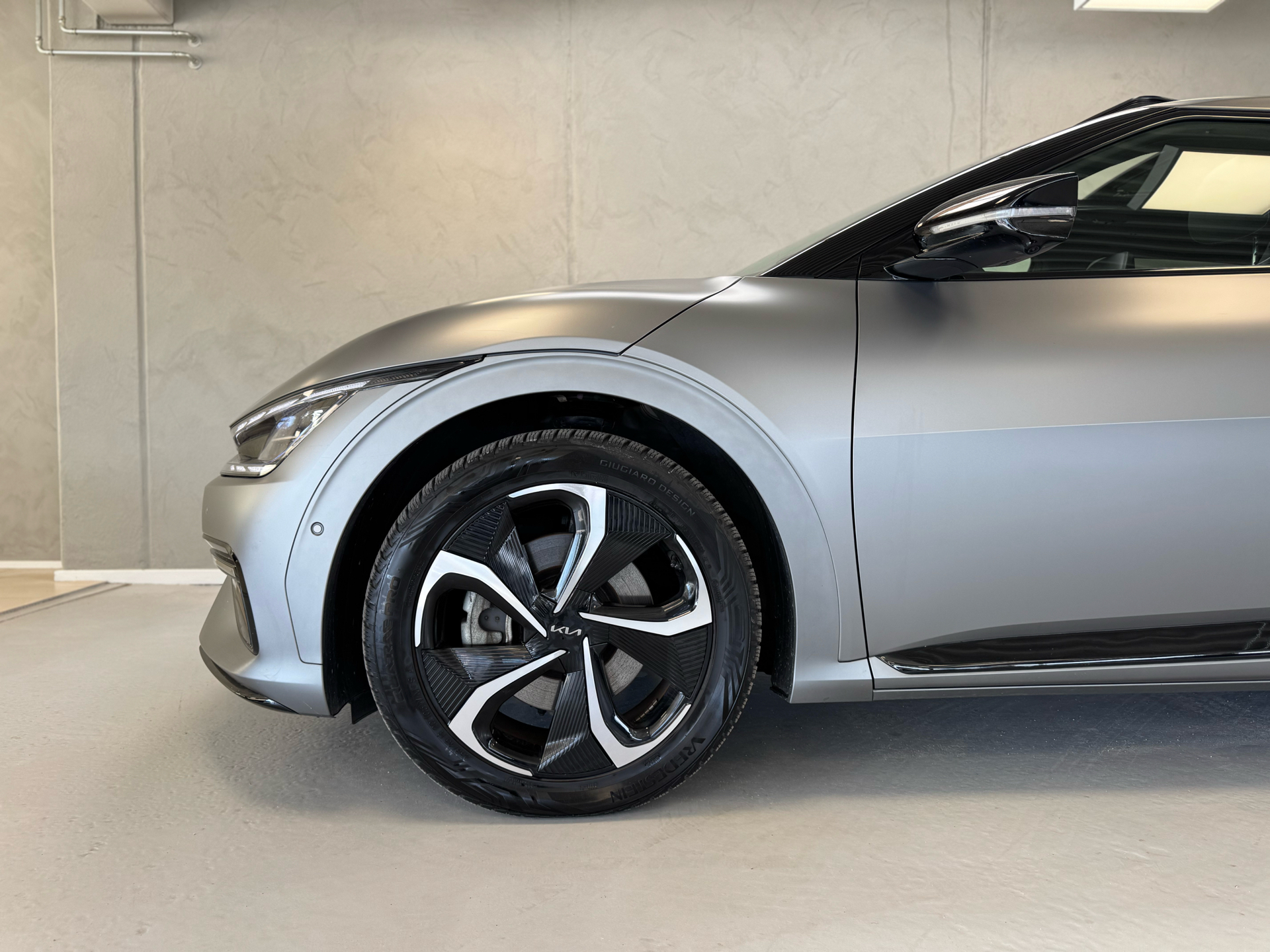 Grå Kia EV6 fra 2025