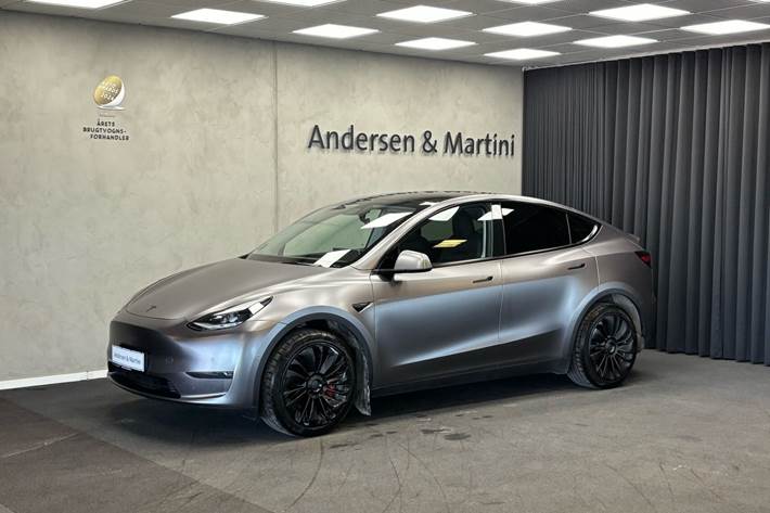Grå Tesla Model Y fra 2022 set udefra